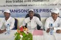 Le président de SOS Prisonniers Gabon, Lionel Ella Engonga (au centre) face à la presse, le 13 juillet 2024. © GabonReview