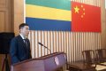 Le chargé d’affaires de l’ambassade de Chine au Gabon présentant son pays aux boursiers et stagiaires gabonais. © GabonReview