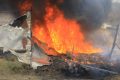 Un feu de brousse ayant atteint le site de stockage du matériel destiné à une infrastructure en construction. © GabonReview