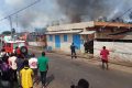 L’incendie consumant des maisons en matériaux hétéroclites. © GabonReview