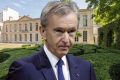 Le patron du groupe LVMH, Bernard Arnault, aurait renoncé à acheter le Pozzo di Borgo, propriété de l'État gabonais à Paris. © GabonReview (montage)