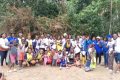 Photo de famille avec les participants aux deux tournois de football. © D.R.