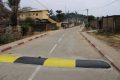 Vue de la rue du Général Michel Nguema Obiang et d’un dos d’âne récemment peint pour alerter les automobilistes. © GabonReview