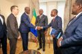 Poignée de main entre Makhtar Diop et le ministre gabonais de l'Économie, Mays Mouissi, en présence de Brice Clotaire Oligui Nguema. © Com. présidentielle