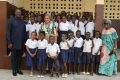 Jude Ibrahim Rapontchombo posant avec les élèves et des représentants du corps administratif de l’École publique de Glass. © D.R.