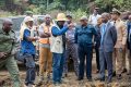 Le Premier ministre Raymond Ndong Sima, accompagné des ministres de l'Agriculture et de l'Économie ainsi que des autorités locales, sur le site de l'ancienne Société gabonaise de développement de l’élevage (Sogadel) à Ndendé. © Primature