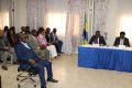 Puanne Paulin Moussounda et son adjoint présentant le plan d’action stratégique au ministre Adrien Nguema Mba. © GabonReview