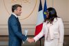 Marie-Edith Tassyla-Doumbéneny et le président Emmanuel Macron, le 17 septembre 2024, à Paris. © Ambassade du Gabon