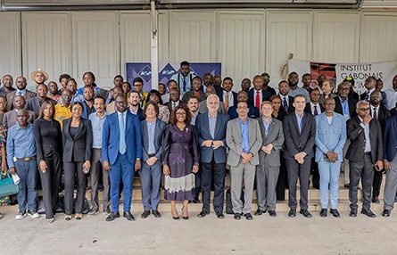 Les participants posant avec la ministre de la Communication, Laurence Ndong, au terme du Forum. © Com. gouvernementale