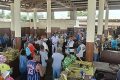 Les agents sensibilisateurs au marché municipal d'Omboué échangeant avec les commerçants, prêtes à accomplir leur acte civique. © GabonReview