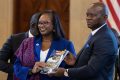 Brice Clotaire Oligui Nguema et Kendra Gaither posant avec le Guide d’investissement du Gabon en Amérique. © D.R.