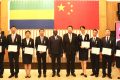 Le ministre de la Santé et l’ambassadeur de Chine au Gabon posant avec huit membres de la mission, le 18 novembre 2024. © D.R.