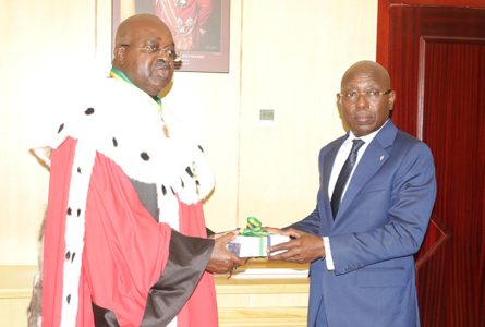 Alain Christian Iyangui remettant le rapport de la Cour des Comptes au président de l’Assemblée nationale, Jean-François Ndongou. © D.R.