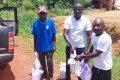 Le coordonnateur provincial Didance Oyabi (au centre) remettant les kits alimentaires à deux personnes âgées dans le district de Lekabi, le 3 novembre 2024 à Franceville. © D.R.