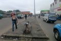 Vue partielle de la gare routière de Libreville traversée par une route en dégradation. © D.R.