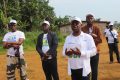 Le coordinateur départemental de la campagne du Oui dans la Louétsi-Bibaka, Philippe Nzengue Mayila, entretenant les populations. © D.R.