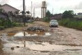 La rue du général Oyini à Okala dans un état de dégradation très avancé. © D.R.