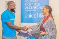 Le footballeur international gabonais Bruno Ecuele Manga et la représentante de l’UNICEF, le Dr Marie-Reine Chirezi Fabry concluant leur partenariat, le 20 novembre 2024. © Unicef