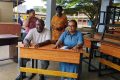 La députée de la transition, Adiahenot Flavienne a concrétisé son engagement pour l’éducation en offrant 63 tables-bancs au CES de Batavéa. © GabonReview