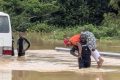 Un pompier gabonais soulevant une victime d’inondation en octobre 2024 à Franceville. © D.R.