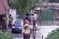 Les populations faisant face aux inondations lors des pluies diluviennes dans la capitale économique. © GabonReview