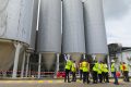 Un moment de l’exploration des installations industrielles de la Sobraga et échanger avec les partenaires commerciaux du groupe, par le Directeur général du groupe Castel, Gregory Clerc. © Sobraga