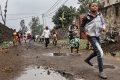 Des habitants s'enfuient après avoir vu des membres du groupe armé M23 marcher dans une rue du quartier de Keshero à Goma, le 27 janvier 2025. © STR / AFP