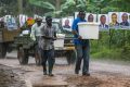 En plaçant la présidentielle en grande saison des pluies, le gouvernement a laissé transparaître un déficit dans la vision d’ensemble, ravivant les critiques sur l’incohérence de l’action publique. © GabonReview (IA)