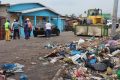 Un tractopelle de RIMS Gabon pendant l’opération de ramassage des ordures ménagères à Port-Gentil en janvier 2025. © GabonReview