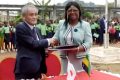 L’ambassadeur du Japon au Gabon, Shuji Nogoshi et la directrice de l’école publique de Sibang 3, Paulette Ngolend Mitougou concluant leur accord, le 20 janvier 2025. © GabonReview (Capture d’écran)