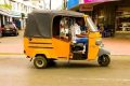 Trois roues, mille embouteillages : le Gabon accélère… dans la lenteur. En fait, quand le monde parle de voitures volantes, Libreville roule fièrement sur trois roues. © Facebook