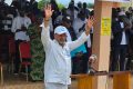 Guy-Bertrand Mapangou, président de Le Rassemblement, saluant les populations venues des 9 provinces du Gabon, le 25 janvier 2025 à Fougamou. © GabonReview