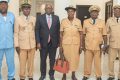 Le vice-président de la transition, Joseph Owondault Berre posant avec les auxiliaires de commandement, le 21 janvier 2025 à Libreville. © D.R.