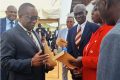 Jonathan Ignoumba procédant à la remise des clés. © GabonReview