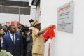 Brice Clotaire Oligui Nguema dévoila la plaque murale lors de l’inauguration de l’usine Coca-Cola de Sofavin. © GabonReview