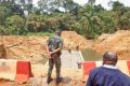 Le général Brice Clotaire Oligui Nguema inspectant les travaux du tronçon Ntoum-Cocobeach, le 14 février 2025. © Communication présidentielle