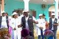 colonel Léonce Teddy Ivala, médecin conseil à la CNAMGS, s’entretenant avec les patients lors du lancement de la caravane, le 17 mars 2025 à Bitam. © D.R.