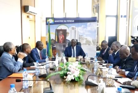Le ministre du Pétrole, Marcel Abéké échangeant avec les responsables de la GOC, le 23 avril 2025. © GabonReview (Capture d’écran)